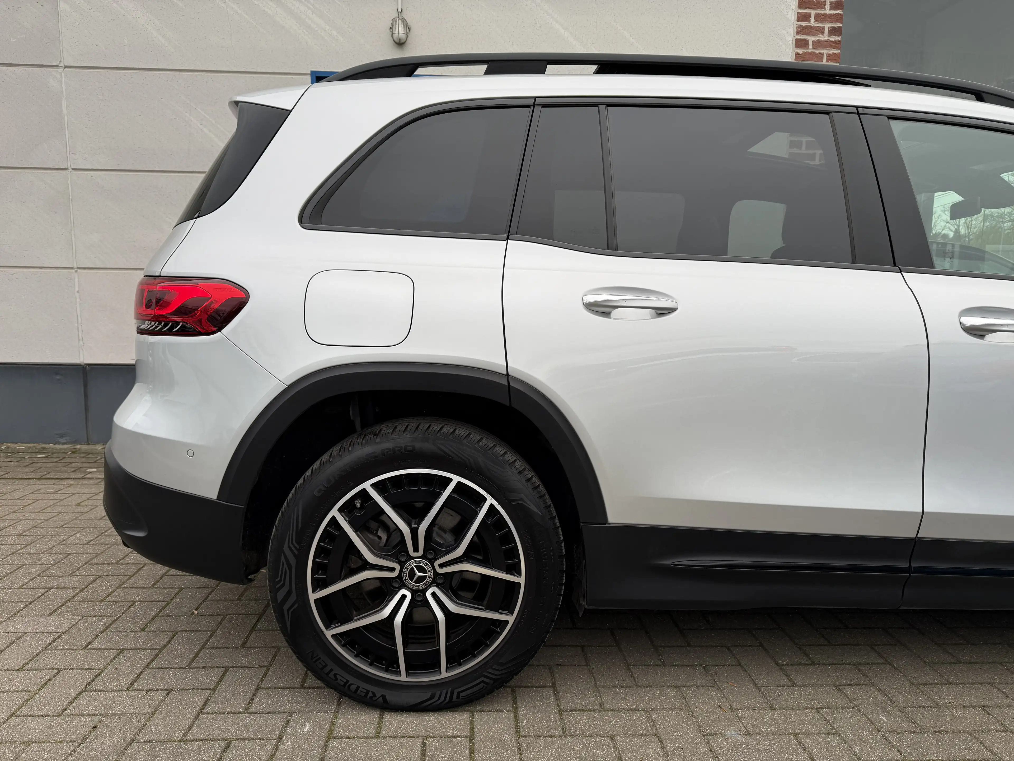 Mercedes-Benz EQB 300 4x4 7pl. 66.5 kWh AMG PACK INT/EXT NIGHT ÉDITION — photo 3