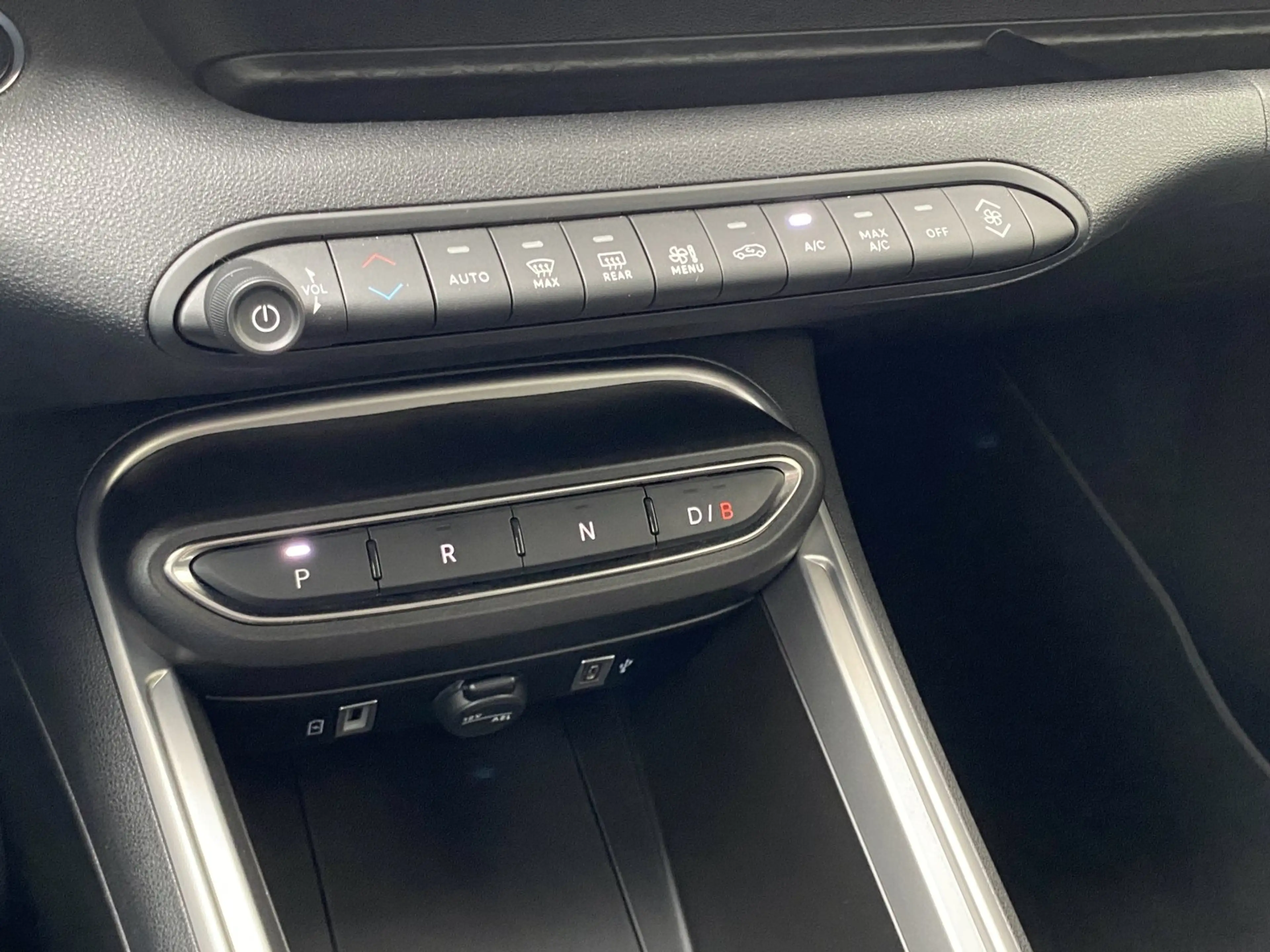 Jeep Avenger Elektro Altitude 54 kWh ACC Shz Tmat Alu17 CarPlay — photo 12