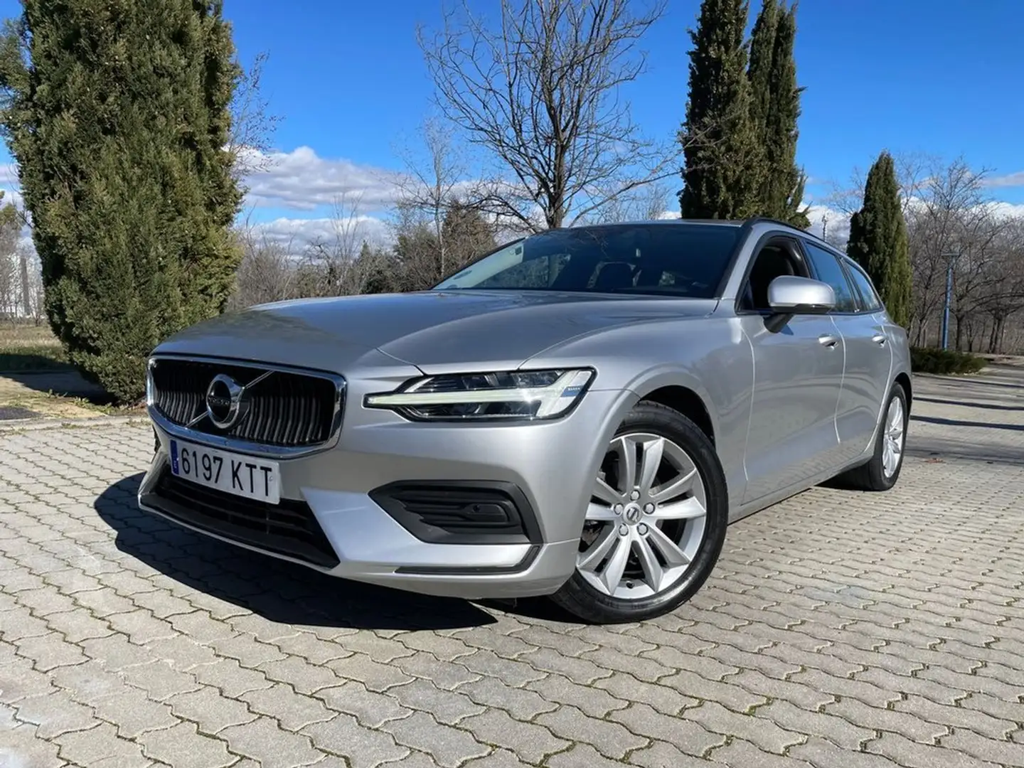 Volvo V60 2.0 D3 Momentum Gris - 1