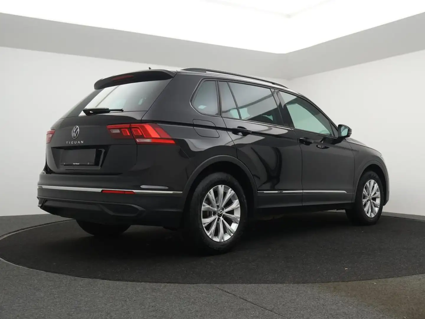 Volkswagen Tiguan Life 2.0TDI 150PK AUTOMAAT *APP CONNECT*BLTH*ADAPT Zwart - 2