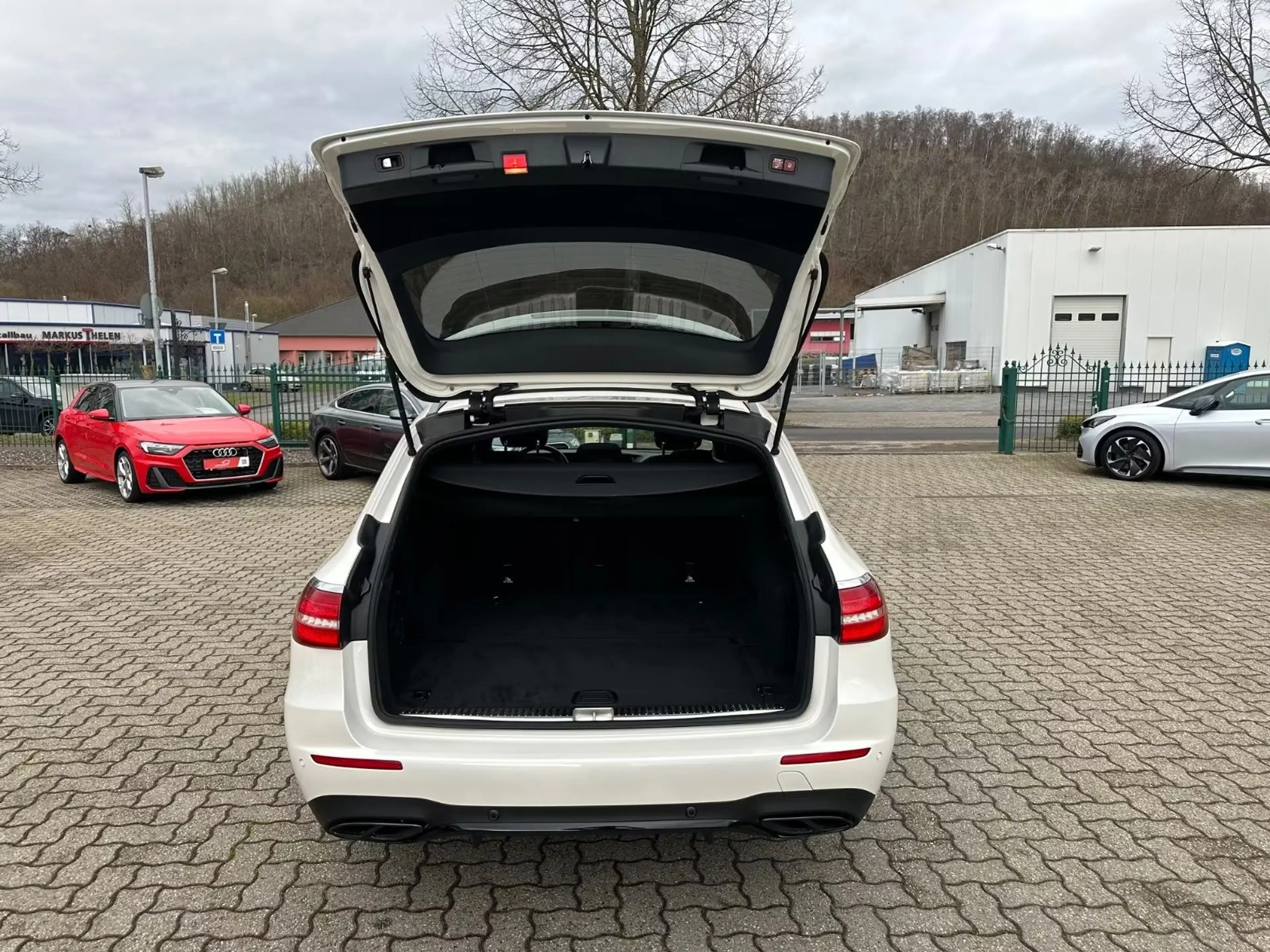 Mercedes-Benz E 43 AMG T 4M Distr HUD Pano 360° Sitzbelüf AHK — photo 8