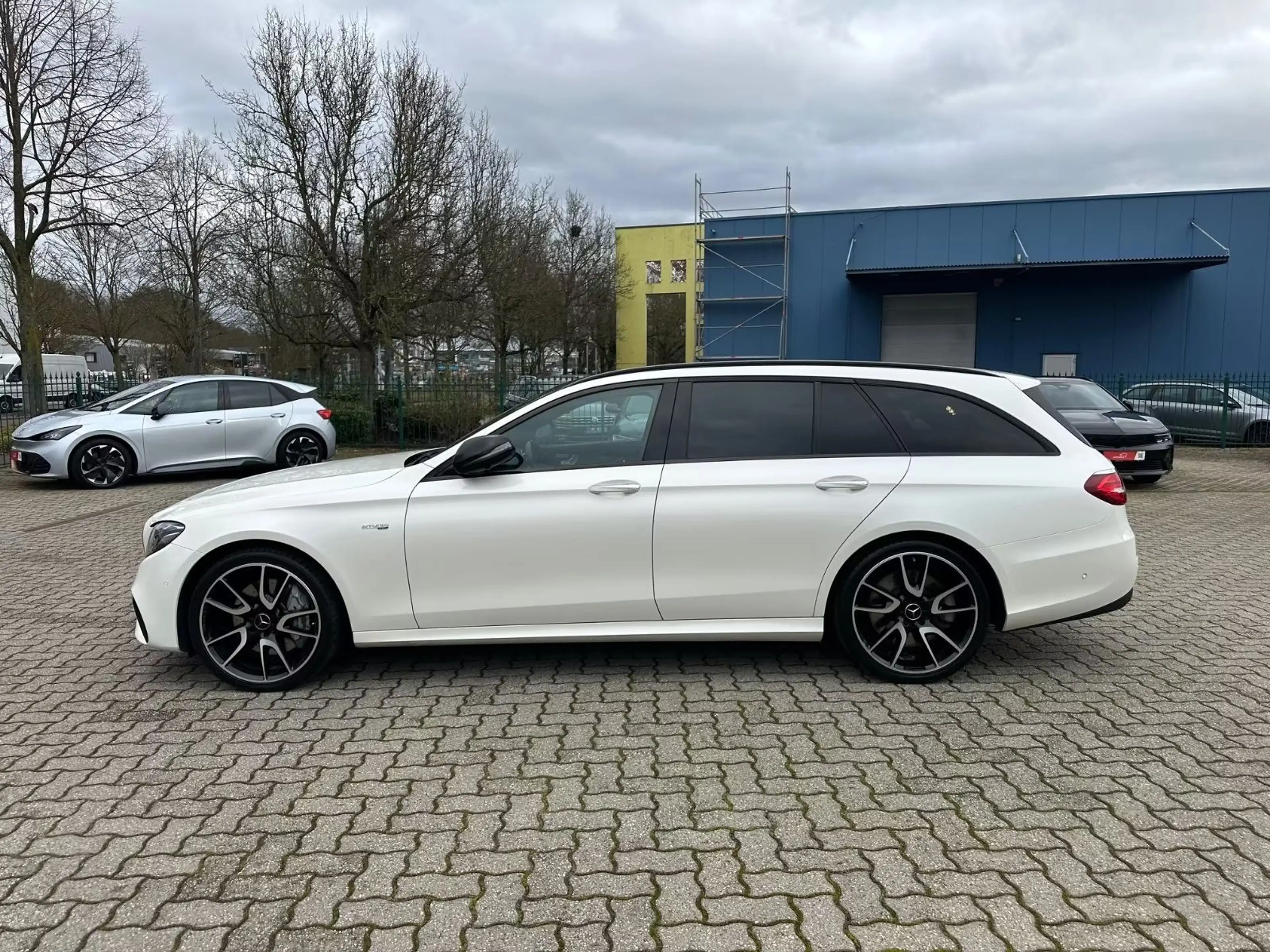 Mercedes-Benz E 43 AMG T 4M Distr HUD Pano 360° Sitzbelüf AHK — photo 3