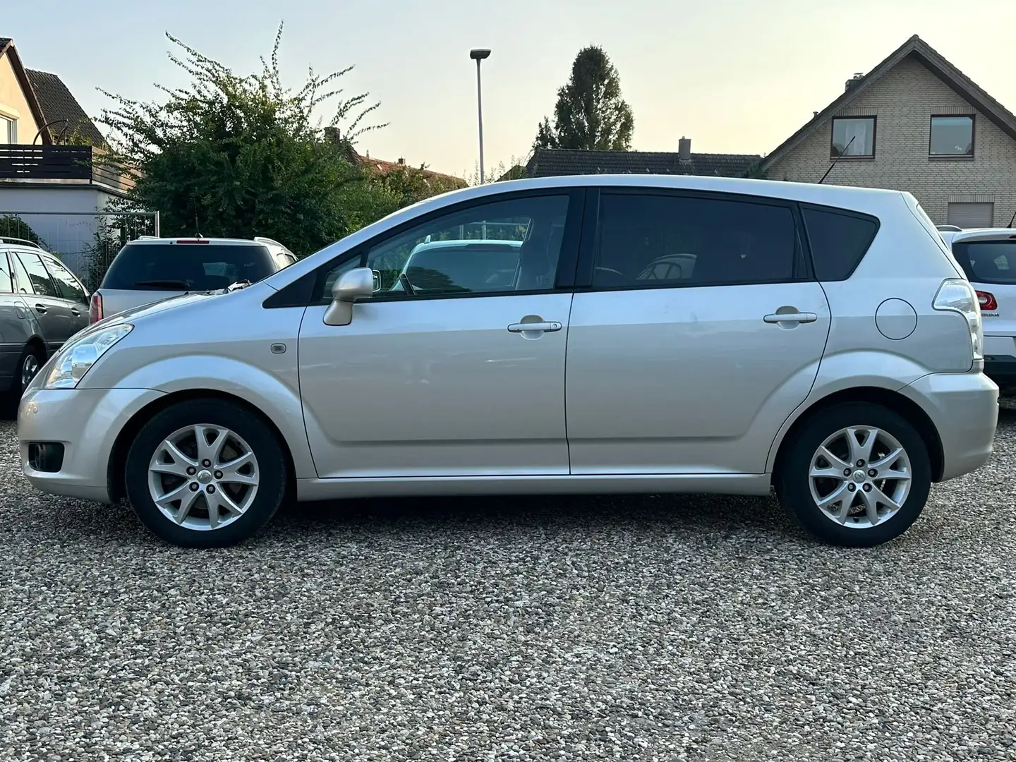 Toyota Corolla Verso 2.2 D-4D Sol 1Hand Klima PDC Alu. 6-Gänge Grau - 2