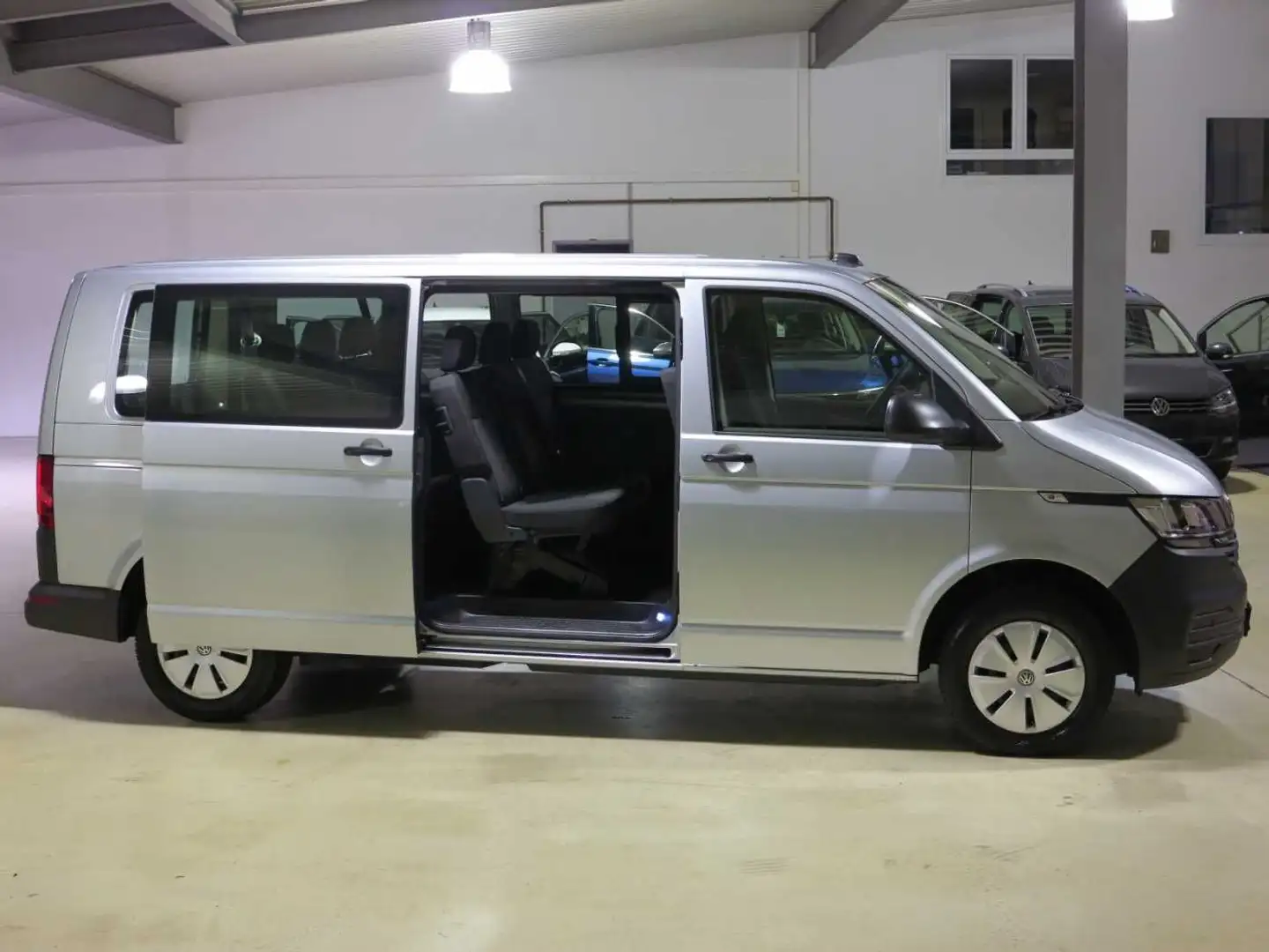 Volkswagen T6 Kombi T6.1 Kombi Bus TDI2.0 SCR Lang 9Si AHK NavTransp Plateado - 1