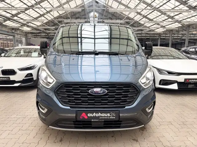Ford Tourneo Custom view 2