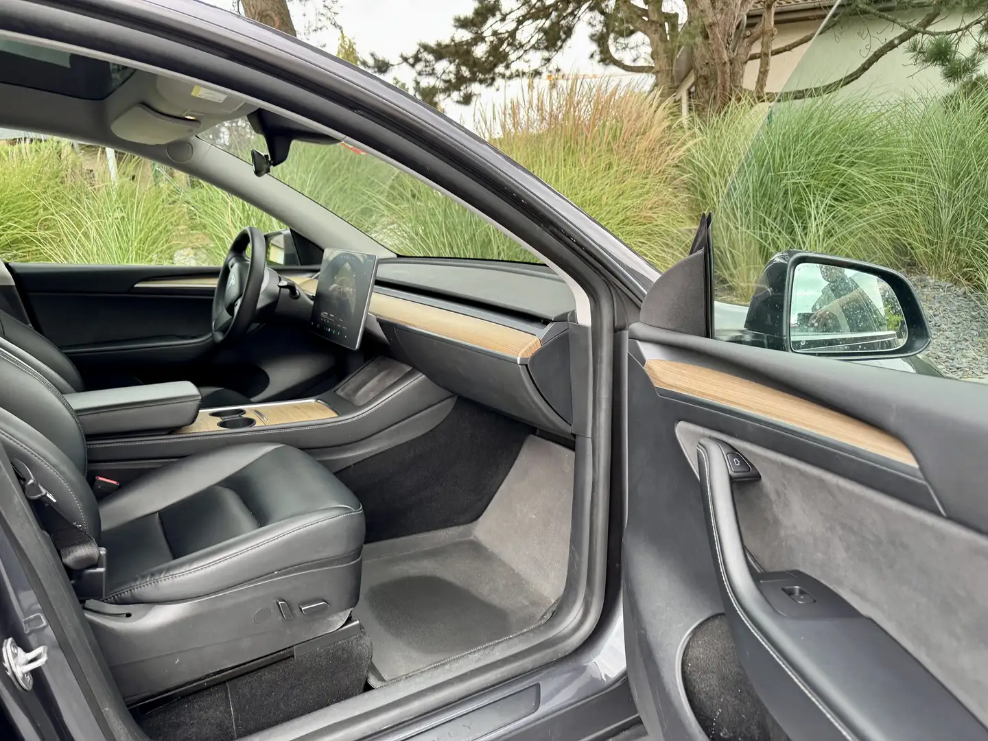 Tesla Model Y Long Range Dual Motor AWD - 1