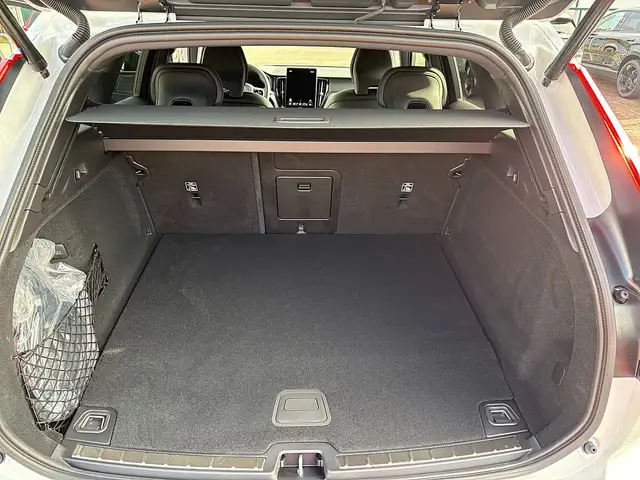 Volvo XC60 T6 AWD PHEV 18,8kWh Plus Black Edition Aut. Ansicht 9