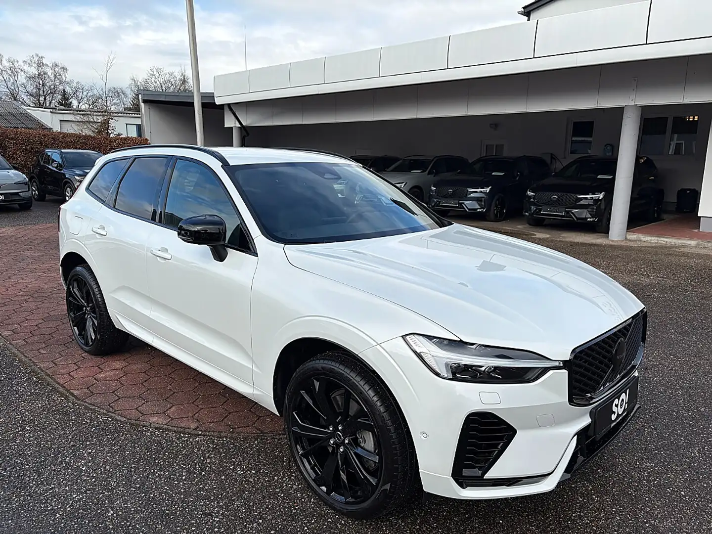 Volvo XC60 T6 AWD PHEV 18,8kWh Plus Black Edition Aut. Weiß - 1