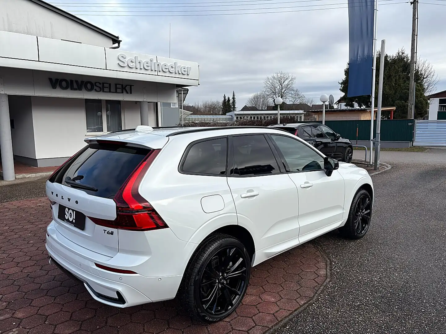 Volvo XC60 T6 AWD PHEV 18,8kWh Plus Black Edition Aut. Weiß - 2