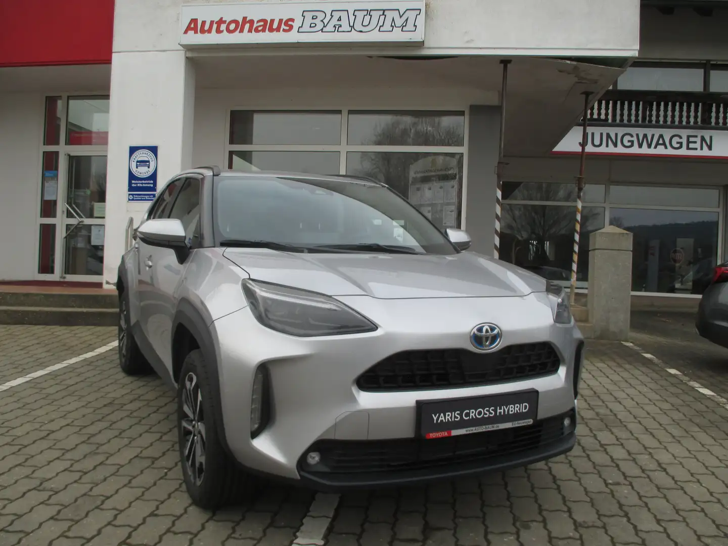 Toyota Yaris Cross Hybrid "Team D" mit Winter-Paket (SHZ, Lenkradhzg) Schwarz - 1