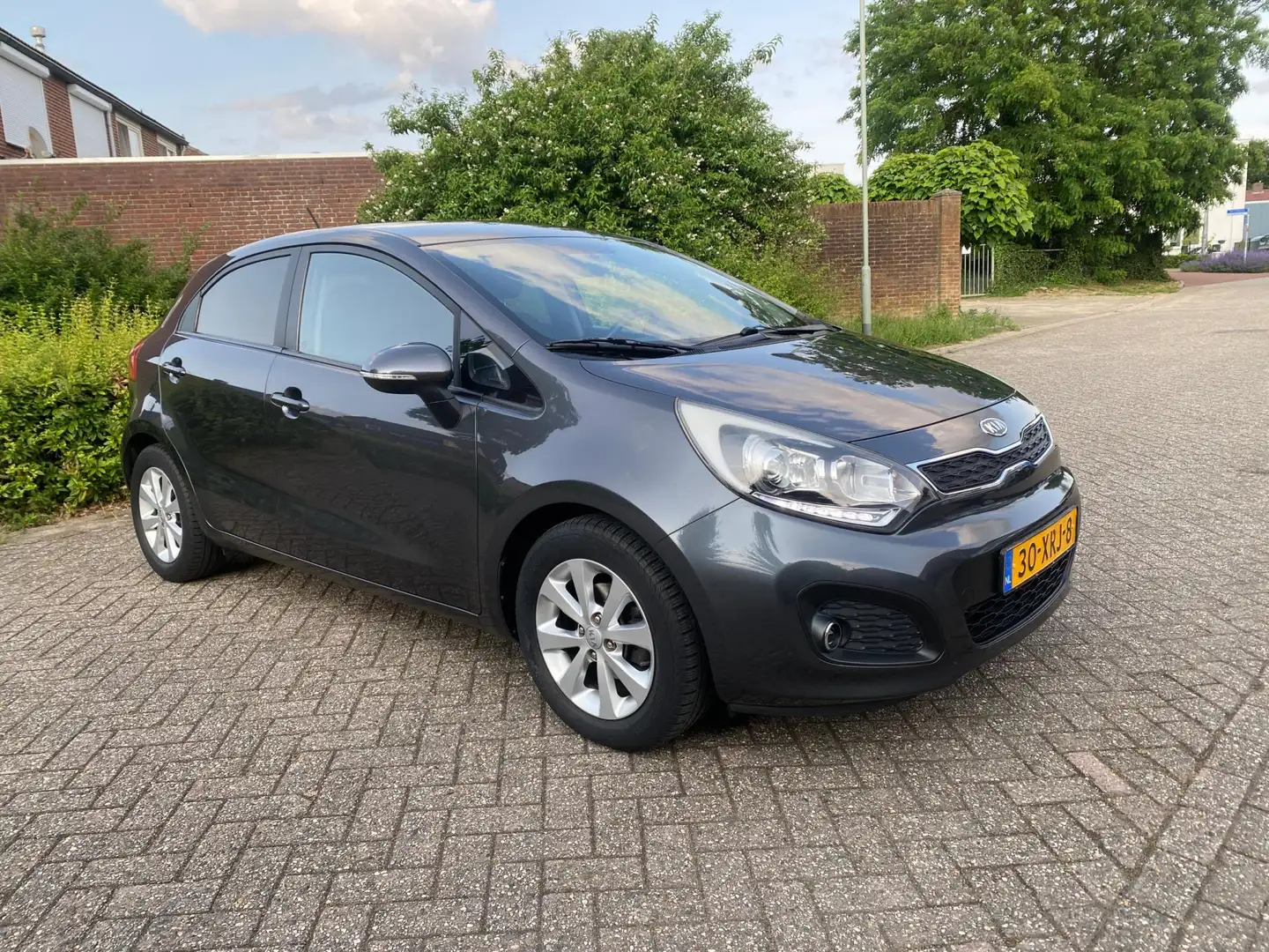 Kia Rio 1.2 CVVT Plus Pack Gris - 2