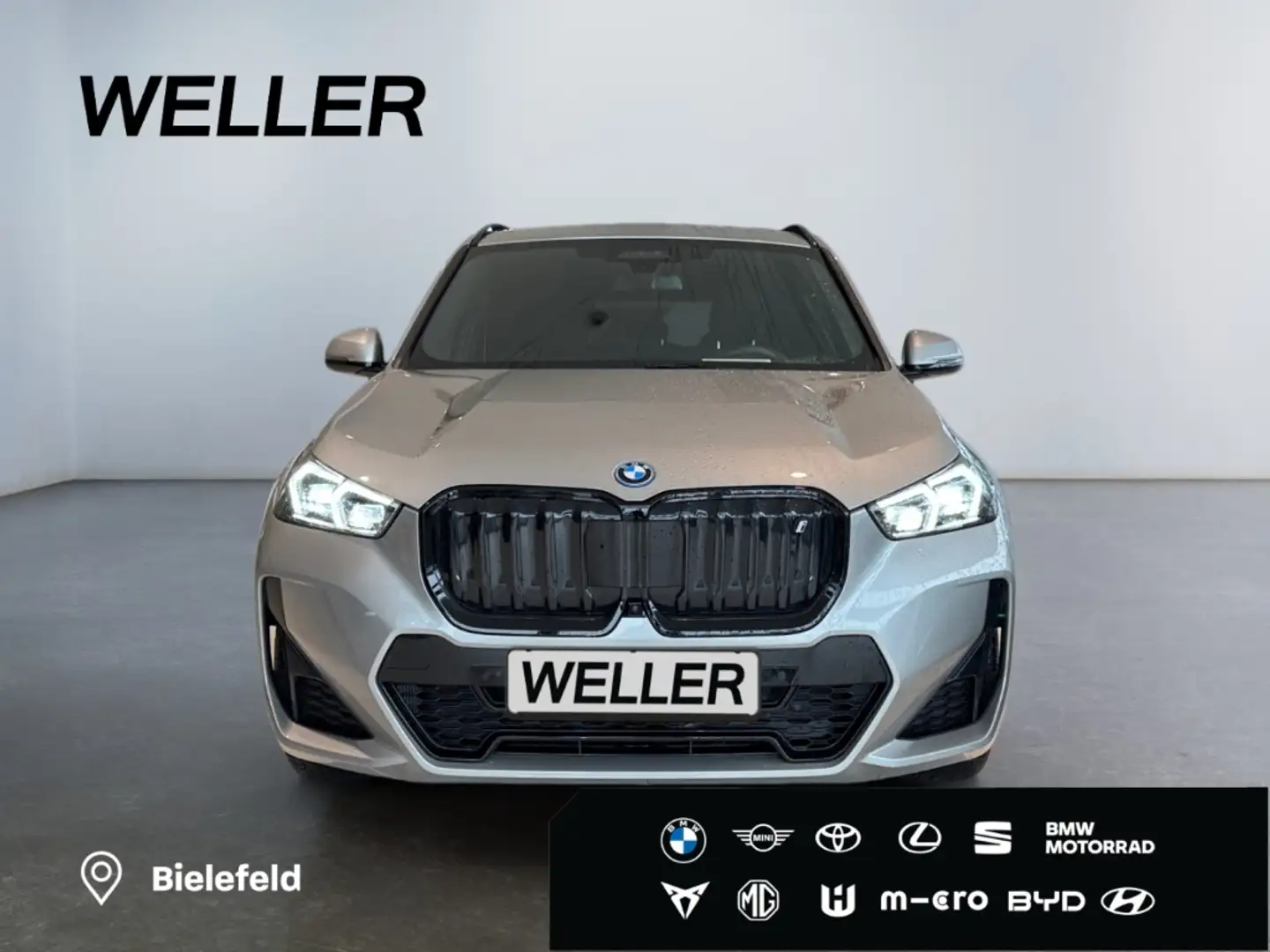 BMW iX1 xDrive30 M Sportpaket *HUD*AHK*Pano*360°*SHZ* Silber - 2