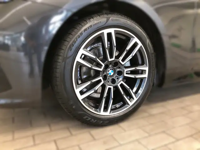 BMW 5 Series view 4
