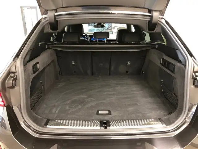 BMW 5 Series view 12