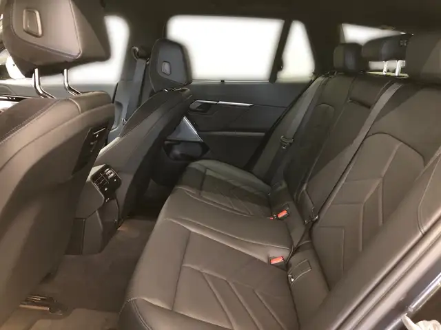 BMW 5 Series view 8