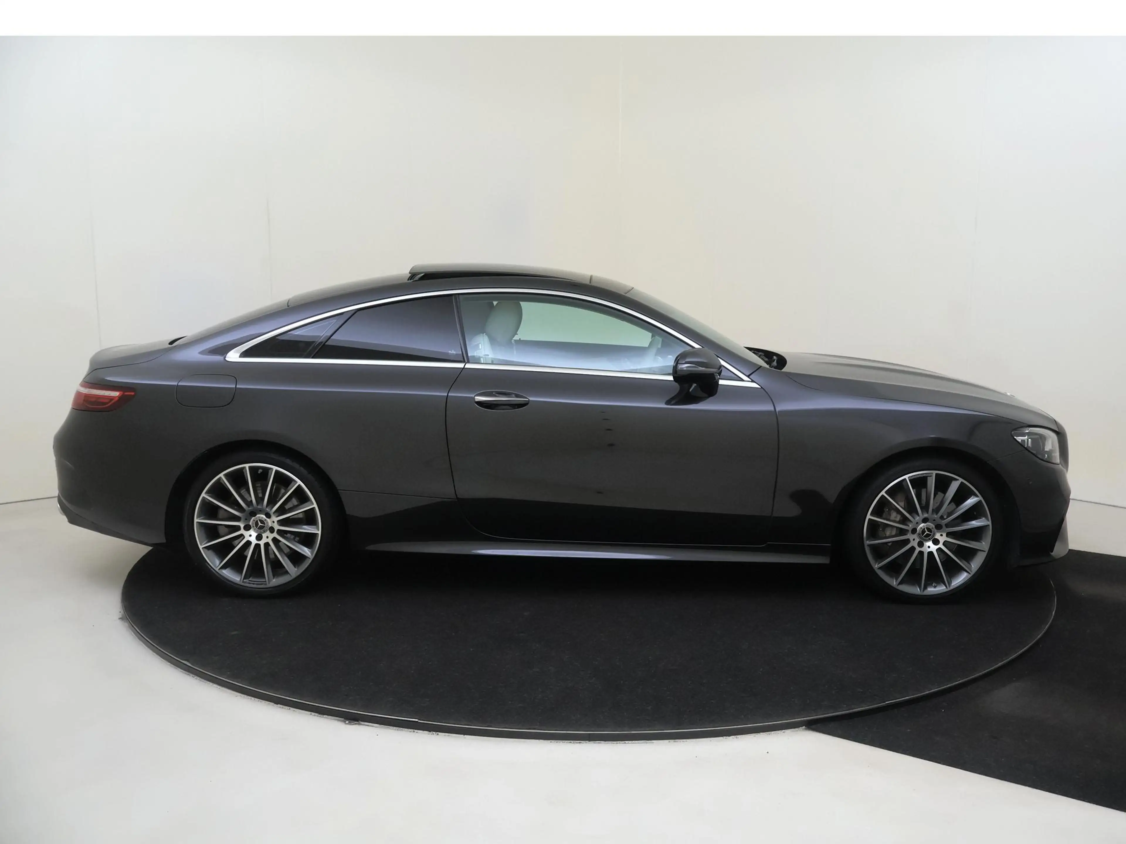 Mercedes-Benz E 450 Coupé 4MATIC AMG Line / Premium Plus/ AIRMATIC/ 20 — photo 9
