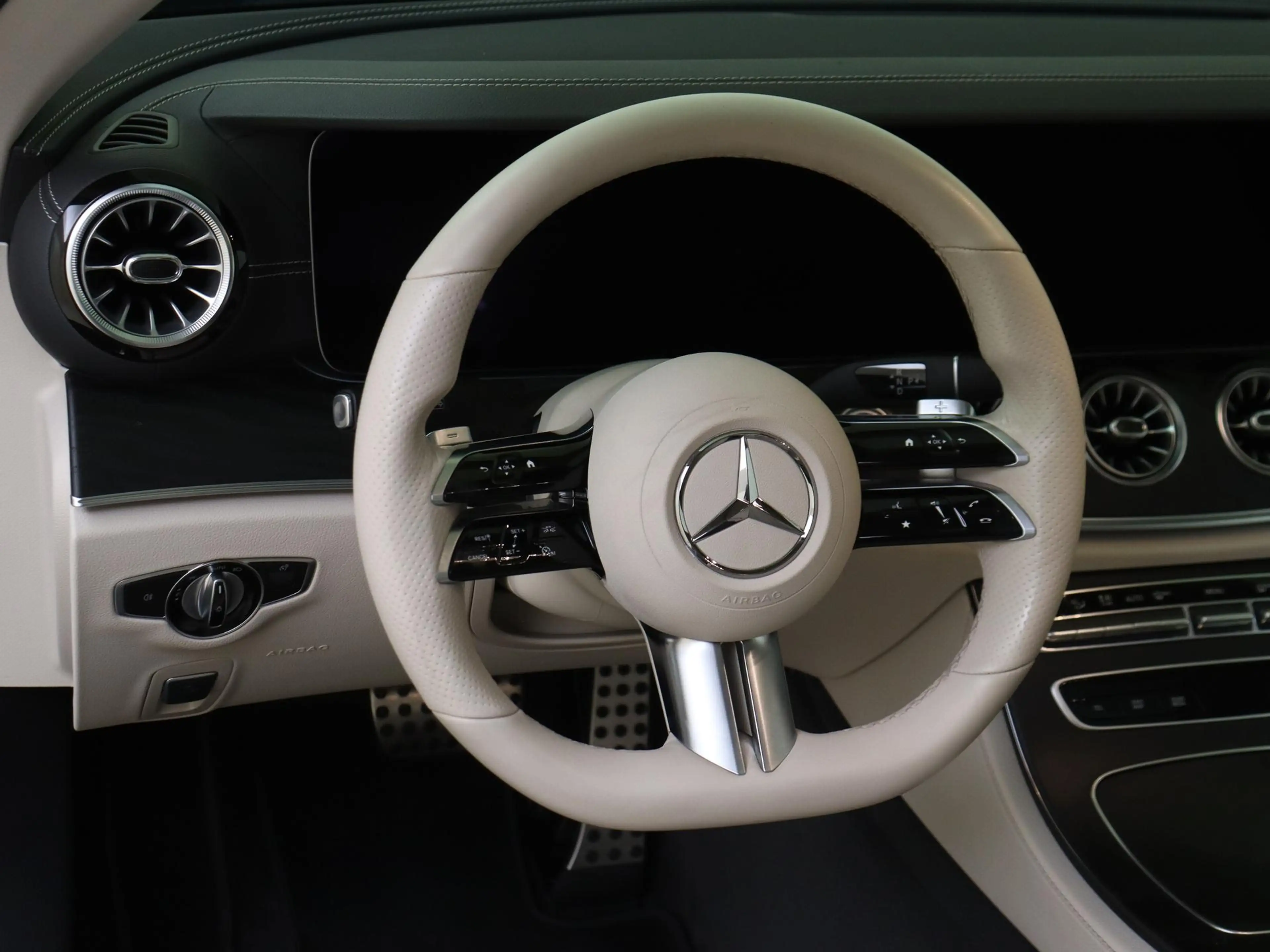 Mercedes-Benz E 450 Coupé 4MATIC AMG Line / Premium Plus/ AIRMATIC/ 20 — photo 10