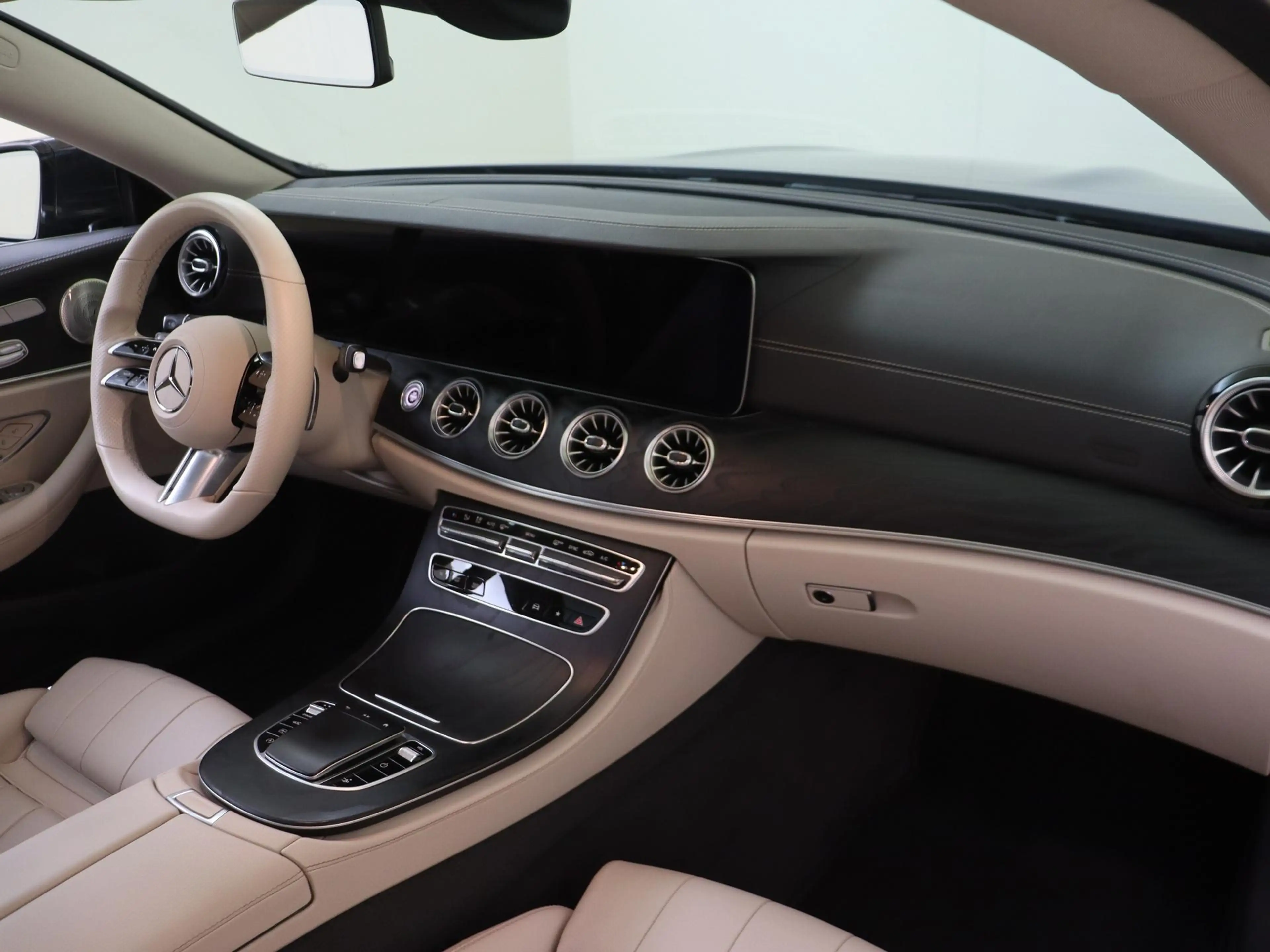 Mercedes-Benz E 450 Coupé 4MATIC AMG Line / Premium Plus/ AIRMATIC/ 20 — photo 5