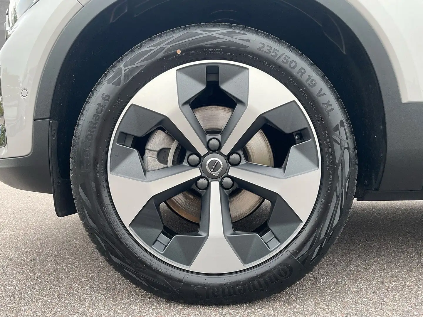Volvo XC40 B4 MILD Hybrid Automatik Plus Dark ACC BLIS Silber - 2