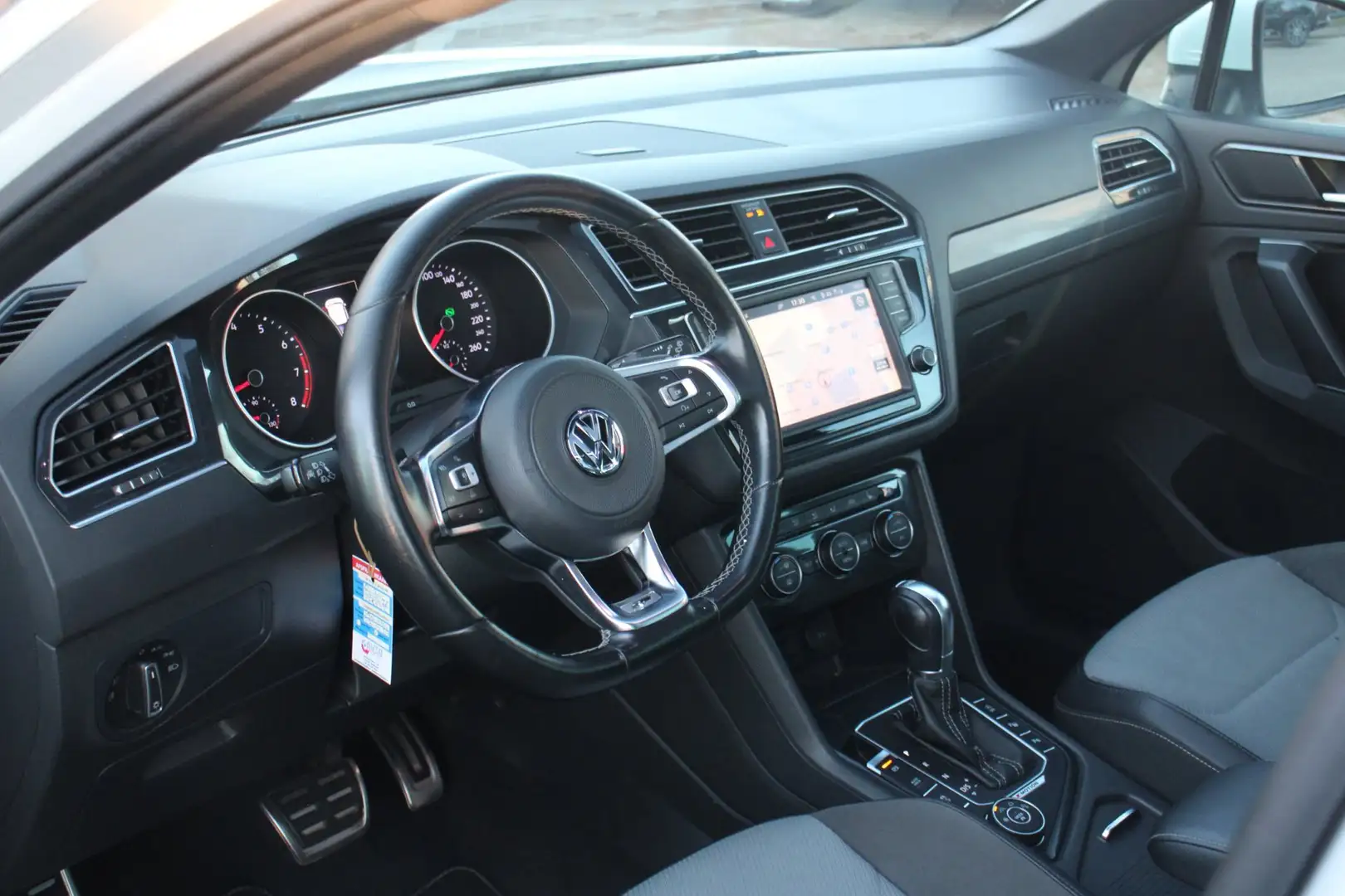 Volkswagen Tiguan 2.0 TSI 4Motion Highline R-LINE, AUTOMAAT, PANO Weiß - 2