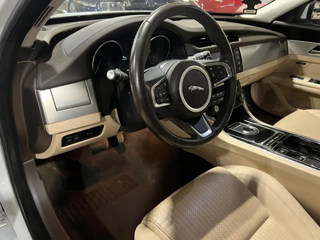 Jaguar XF снимка Jaguar XF