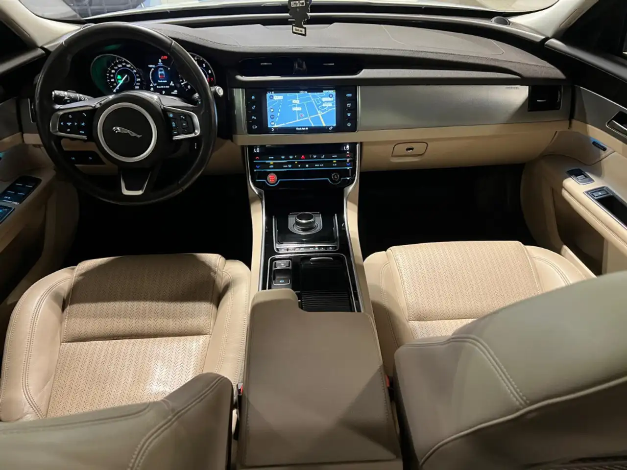 Jaguar XF снимка Jaguar XF