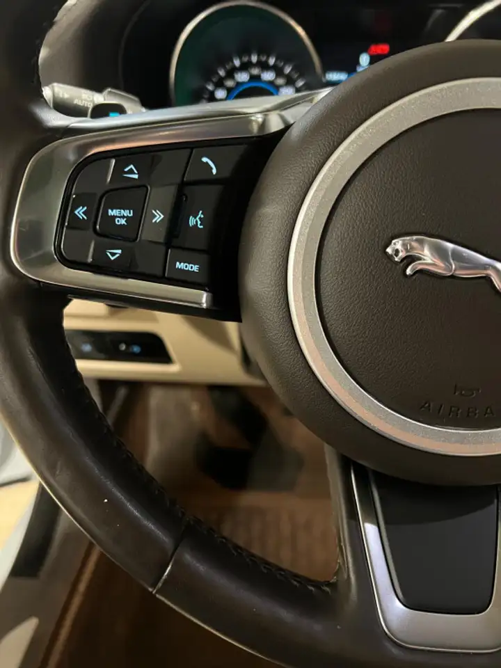 Jaguar XF снимка Jaguar XF