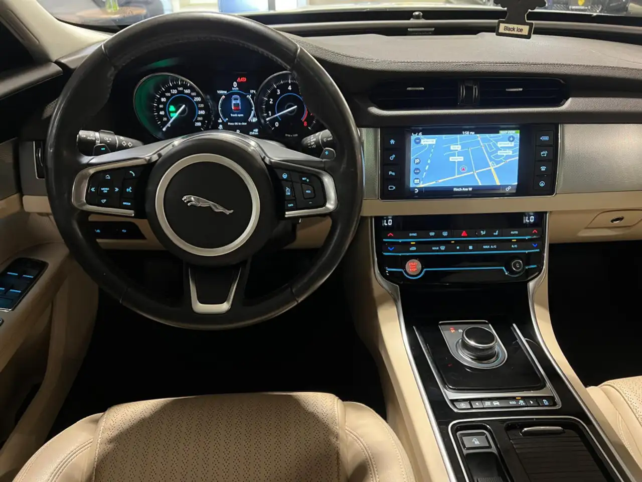 Jaguar XF снимка Jaguar XF