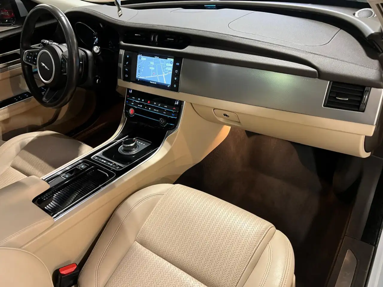 Jaguar XF снимка Jaguar XF
