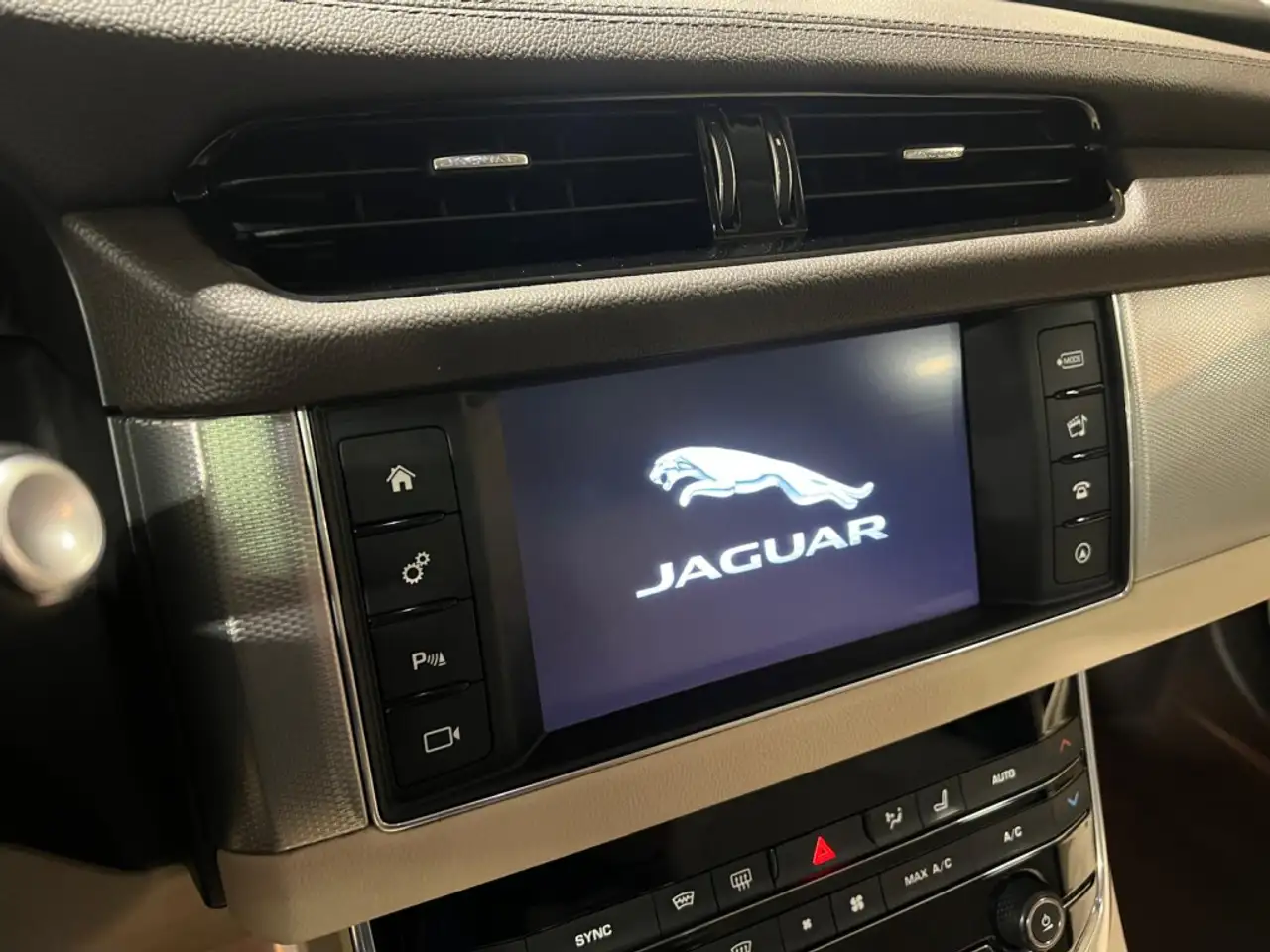 Jaguar XF снимка Jaguar XF