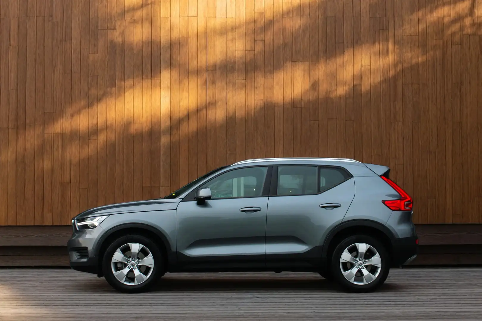 Volvo XC40 T4 Momentum | Cruise control | Stoelverwarming | C Grijs - 2