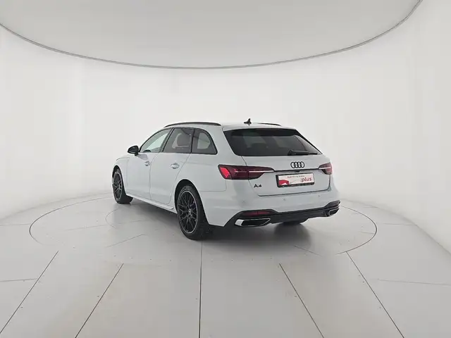 Audi A4 Avant view 3