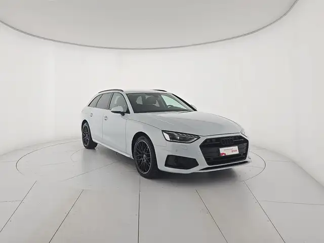 Audi A4 Avant view 6