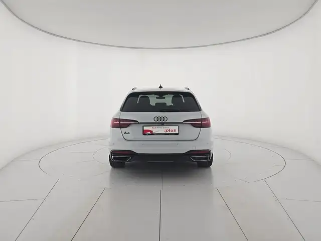 Audi A4 Avant view 4