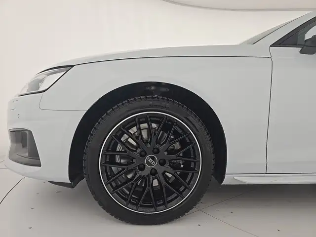 Audi A4 Avant view 8