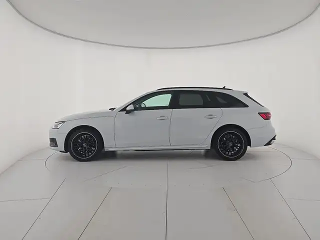 Audi A4 Avant view 2