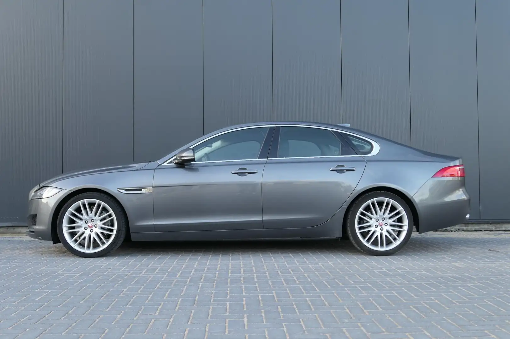 Jaguar XF 3.0 Prestige AWD SC Leder Navi Camera ACC Grijs - 2