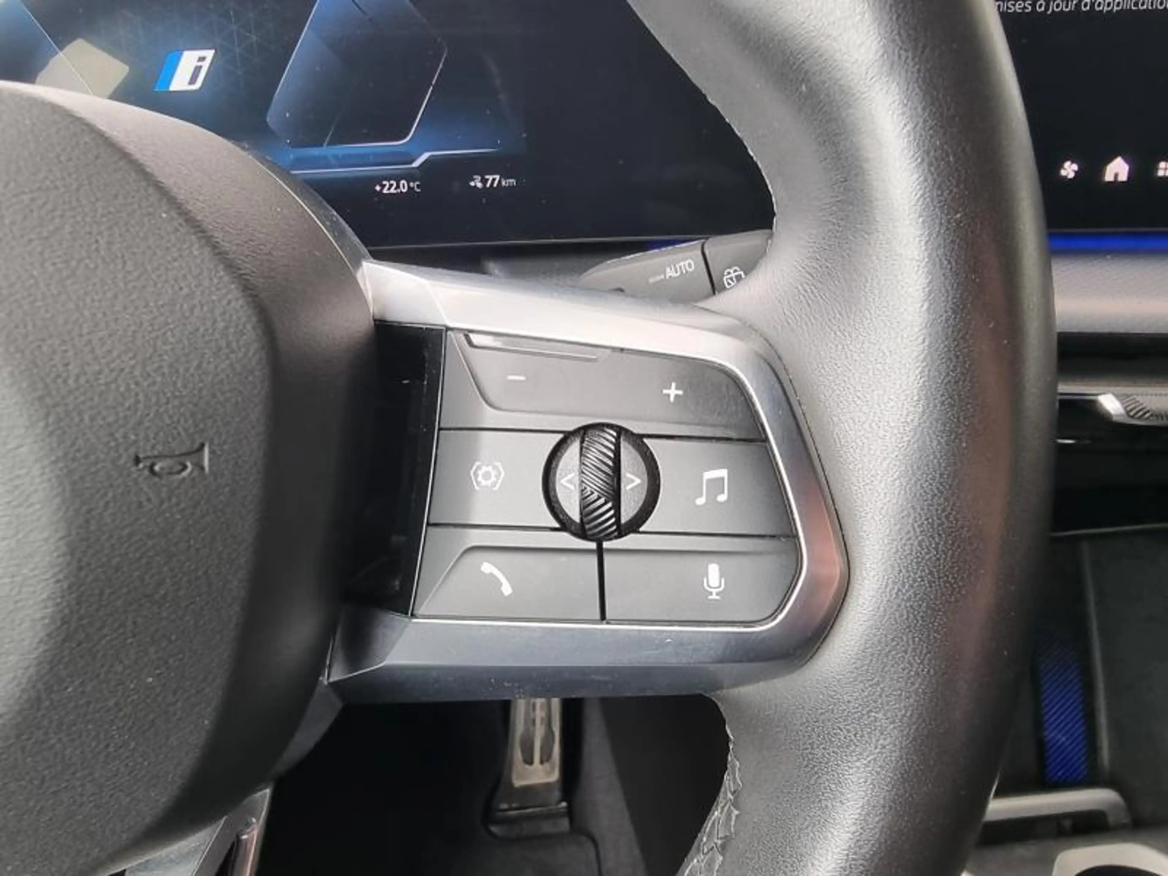 BMW iX1 eDrive 20 M Sport — photo 10