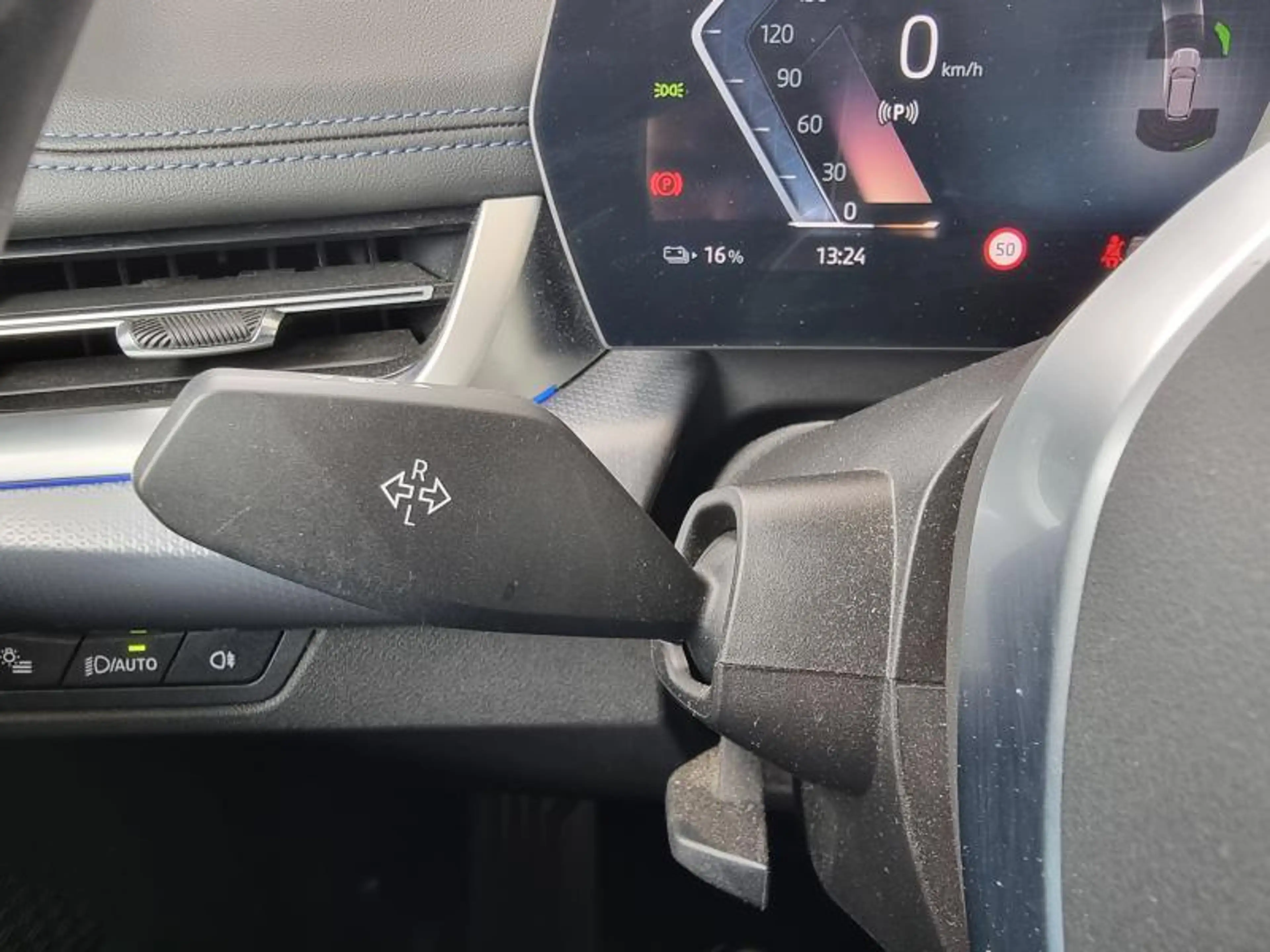 BMW iX1 eDrive 20 M Sport — photo 11