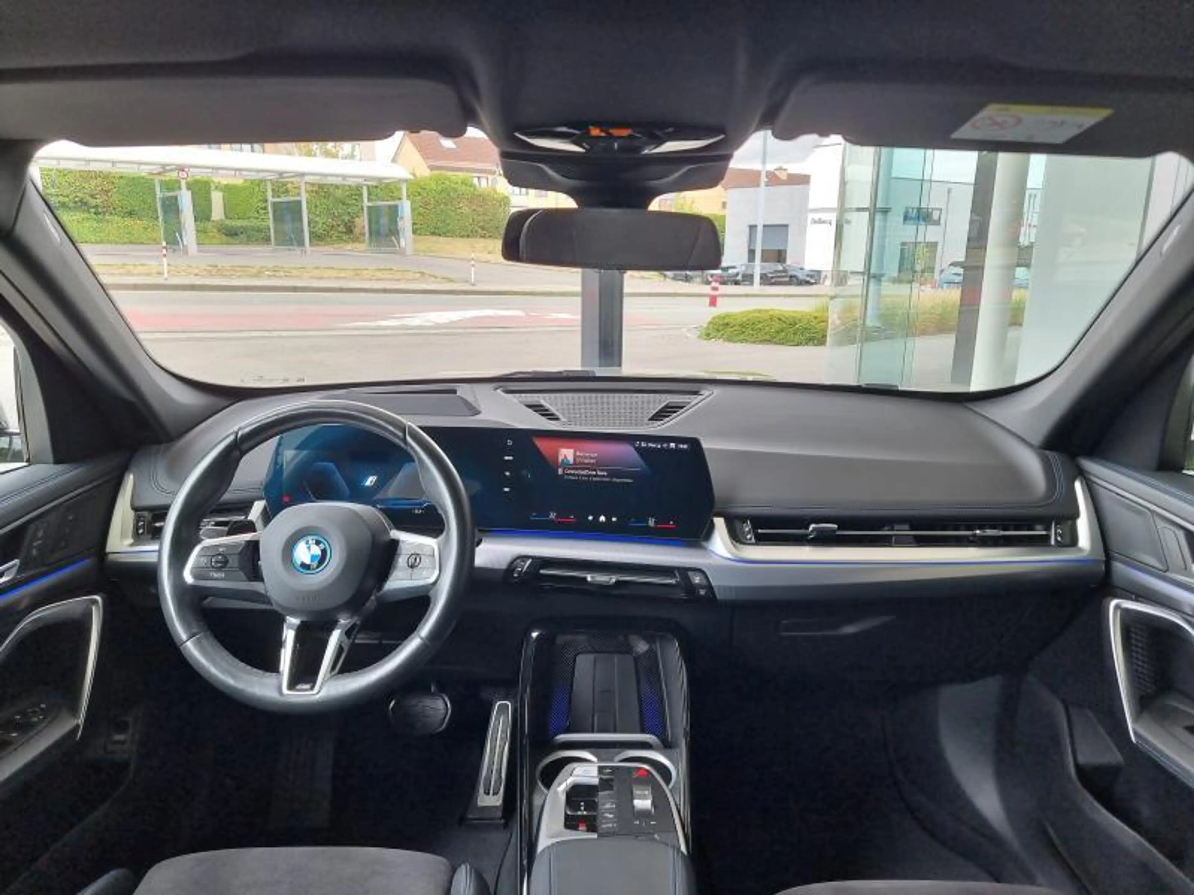 BMW iX1 eDrive 20 M Sport — photo 6