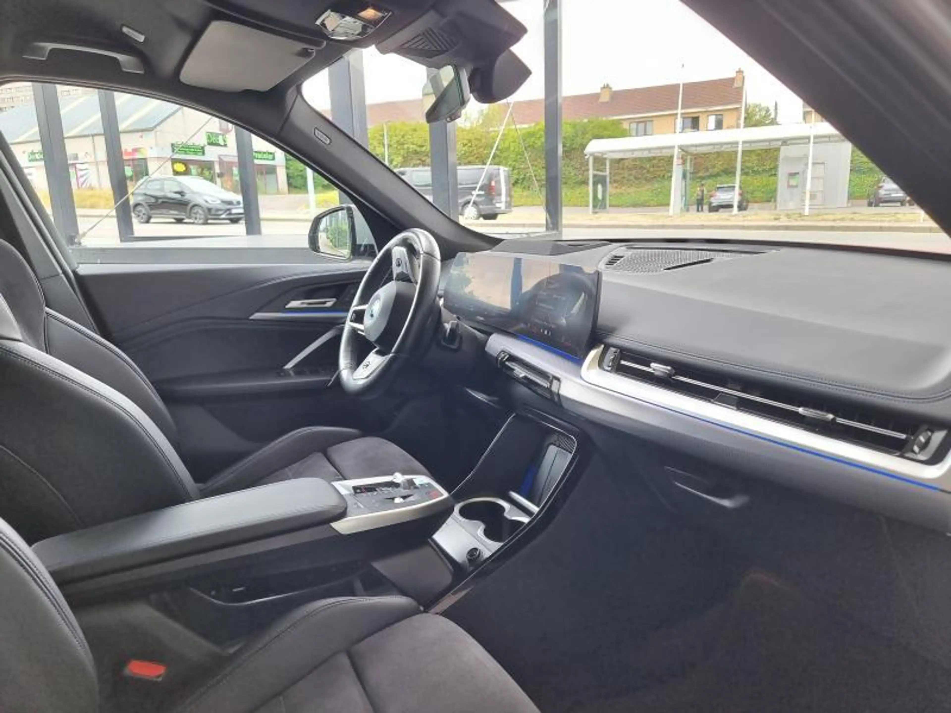 BMW iX1 eDrive 20 M Sport — photo 8