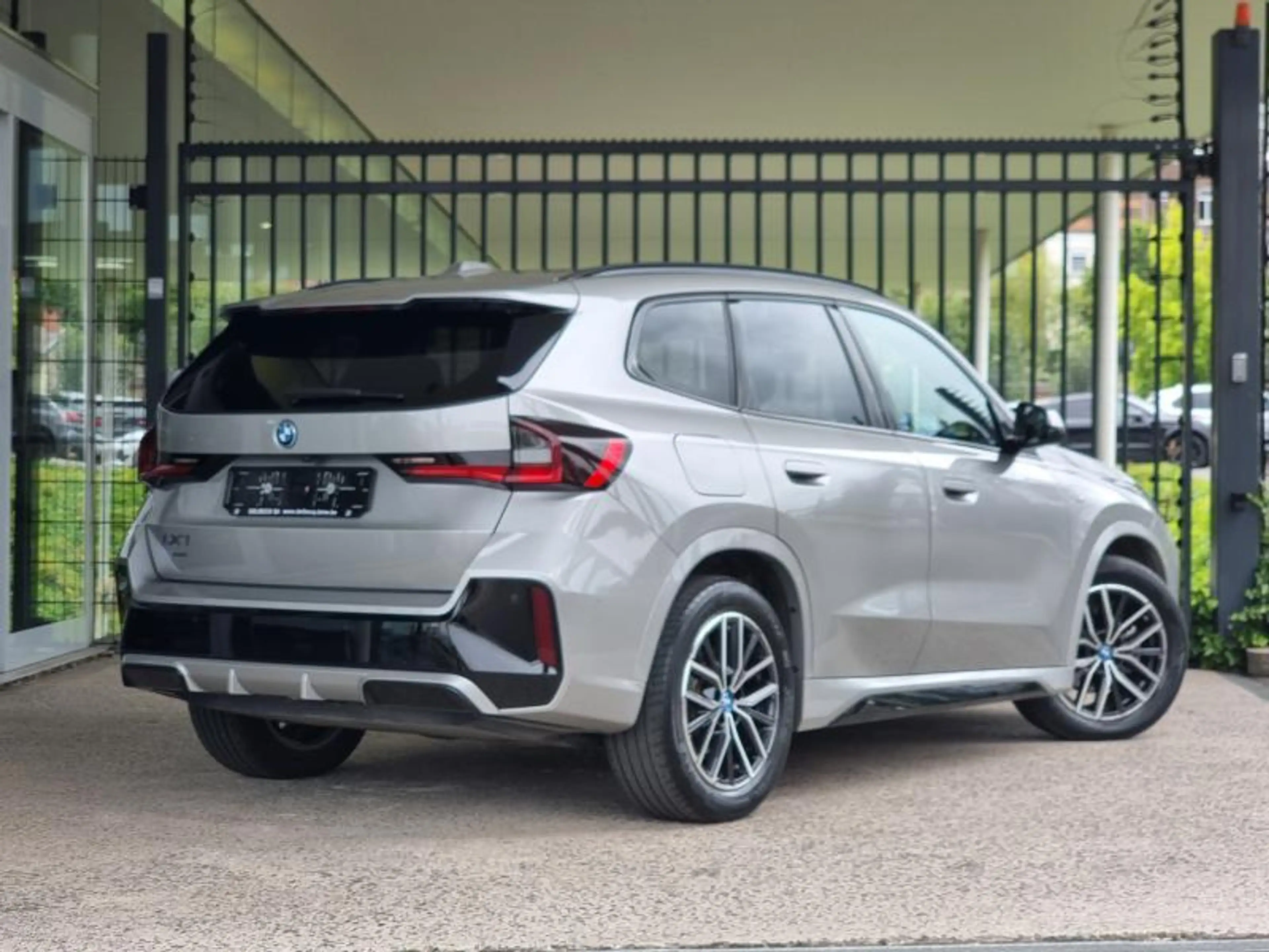 BMW iX1 eDrive 20 M Sport — photo 3