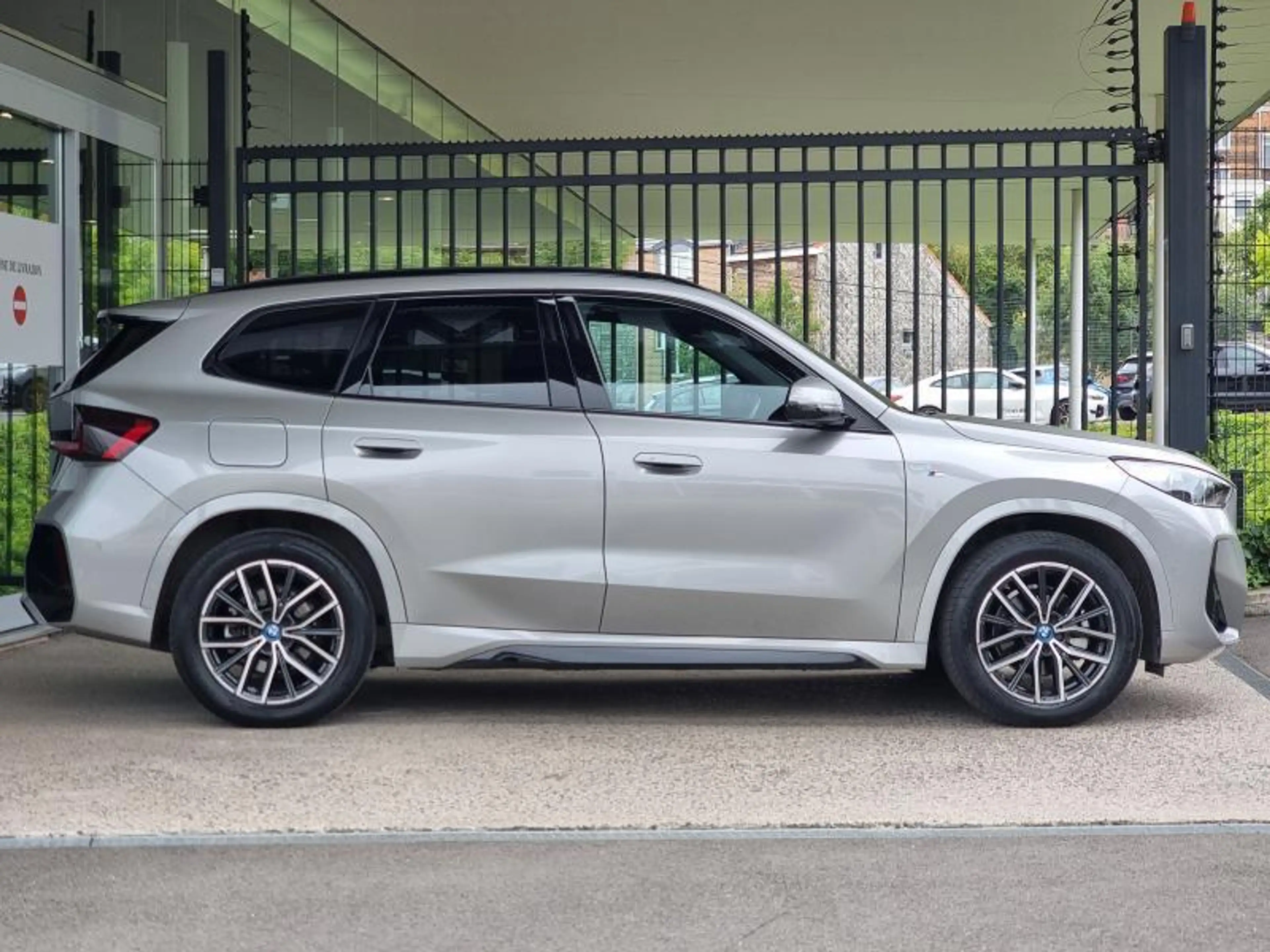 BMW iX1 eDrive 20 M Sport — photo 4