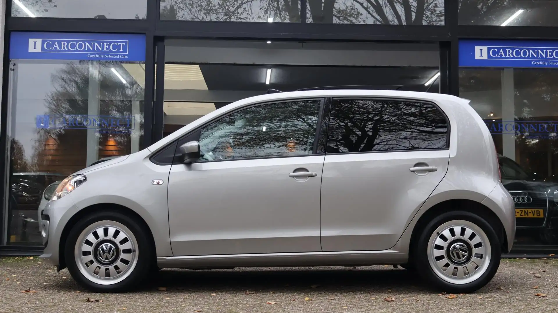 Volkswagen up! 1.0 high up! 75PK|Pano|Airco|Stoelverwarming Grijs - 2