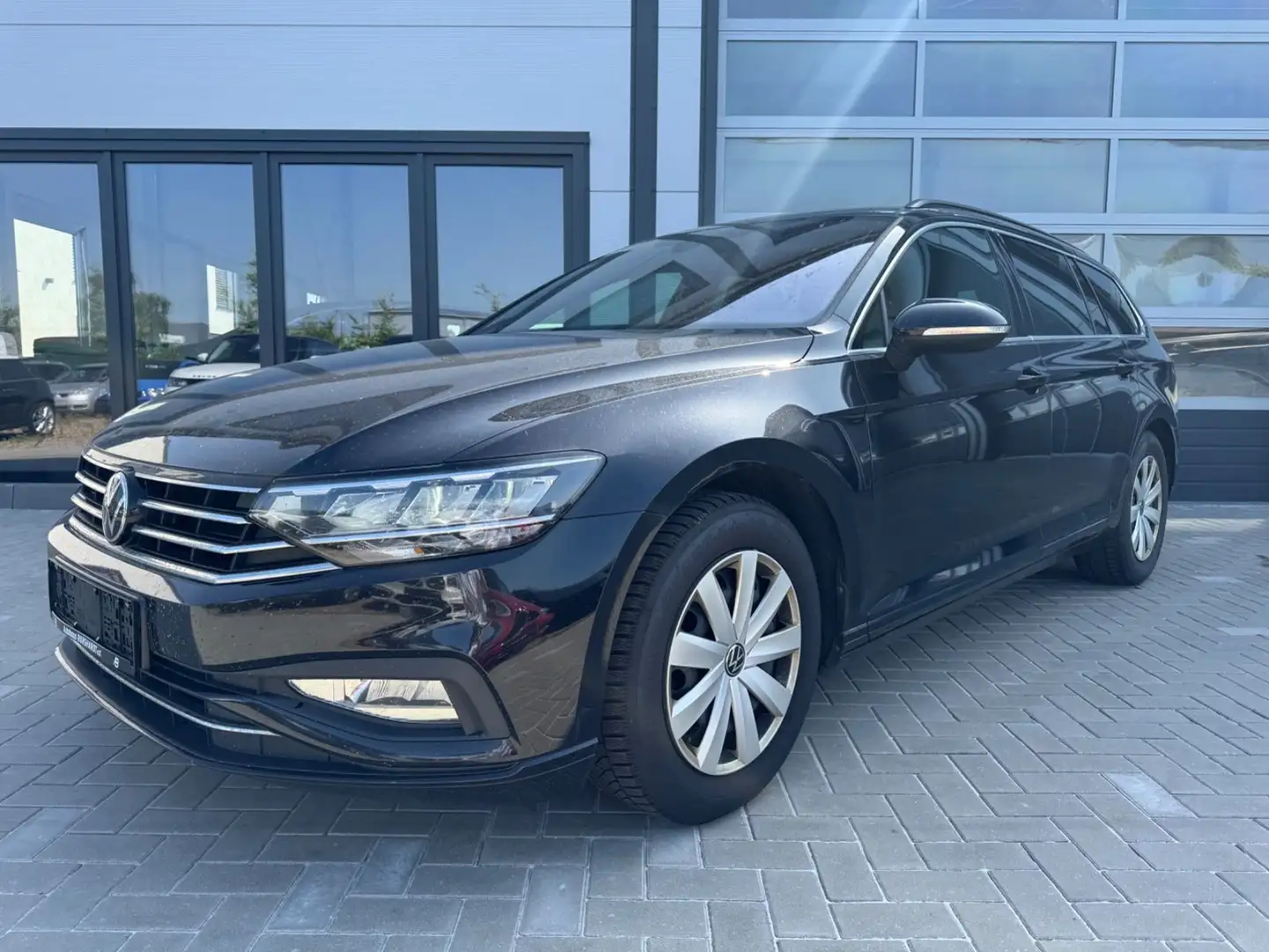 Volkswagen Passat 2.0TDi DSG LED AHK H*Up ACC R*Cam VIRTUEL Чорний - 2