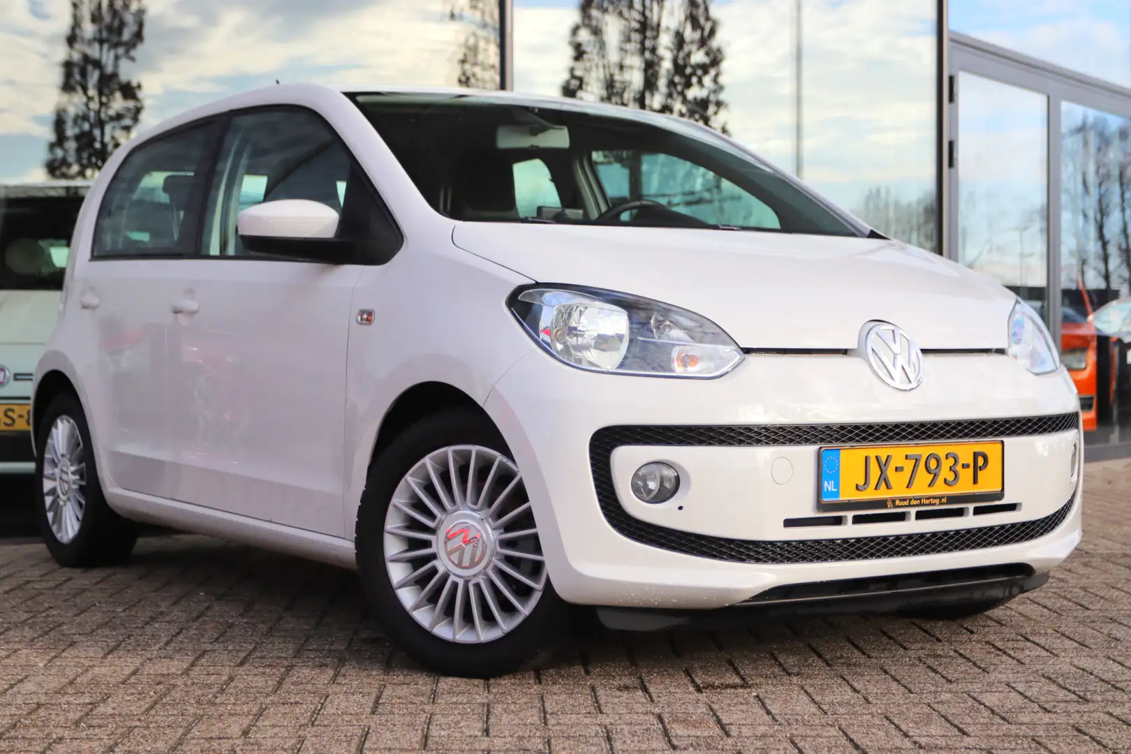 Volkswagen up! 1.0 HIGH UP! BLUEMOTION | NAVI | CRUISE | AIRCO | Wit - 2