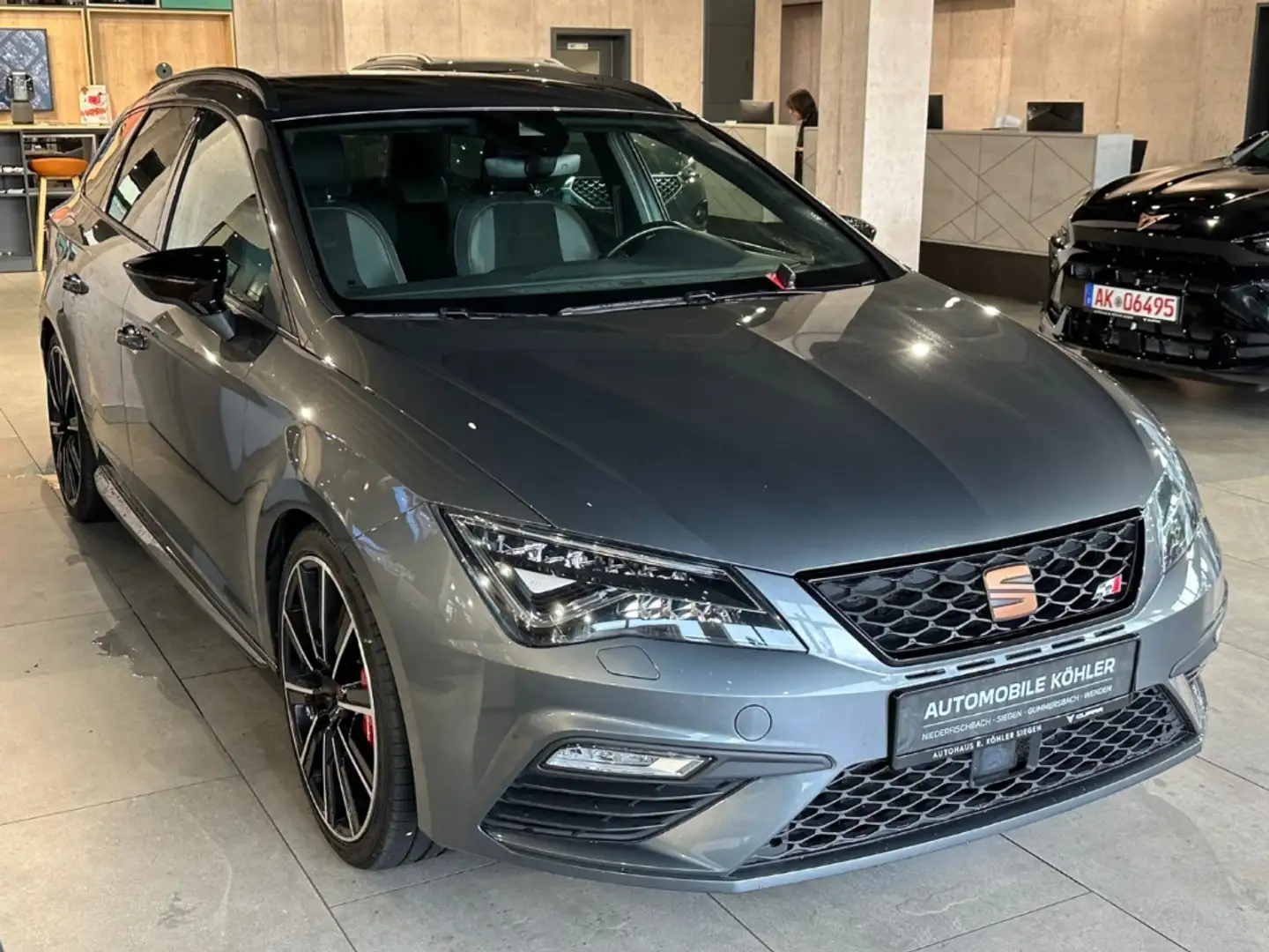 SEAT Leon ST Cupra 300 4Drive 2.0 TSI AD Panorama Navi Digit Grau - 2