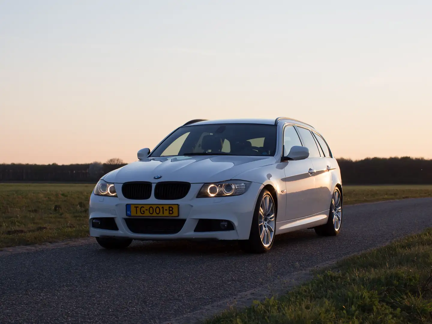 BMW 335 E91 LCI touring, 335i Executive (handgeschakeld!) Wit - 1