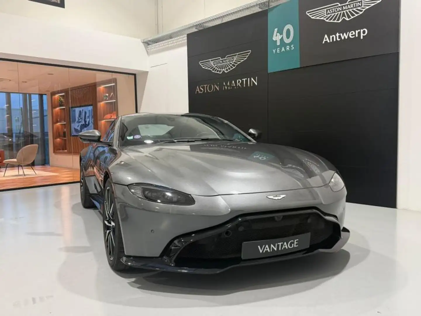 Aston Martin V8 Vantage Coupe Grau - 2