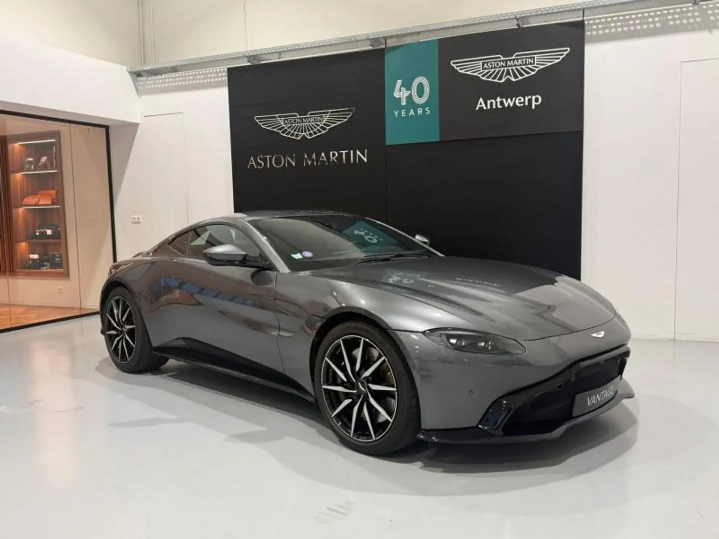 Aston Martin V8 Vantage Coupe Grau - 1